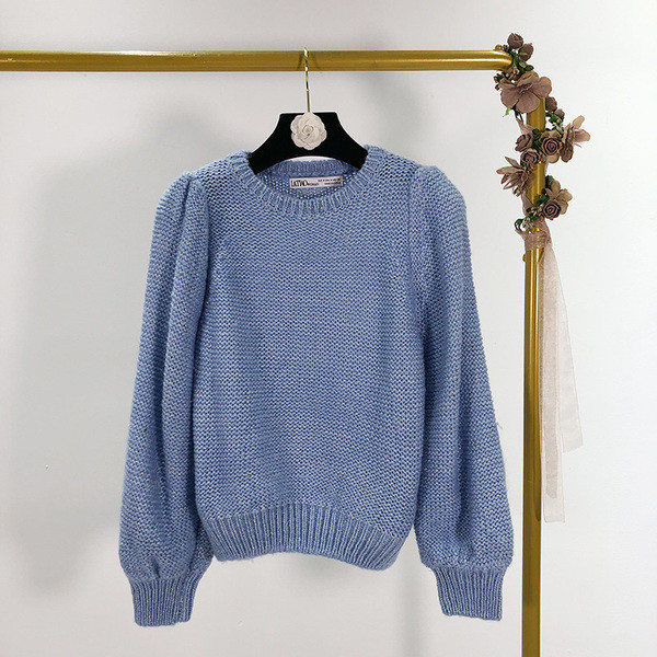 Κοντό γυναικείο πουλόβερ με μανίκια 7/8 σε μαύρο και μπλε χρώμα