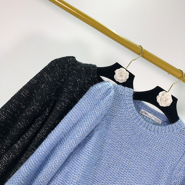 Κοντό γυναικείο πουλόβερ με μανίκια 7/8 σε μαύρο και μπλε χρώμα