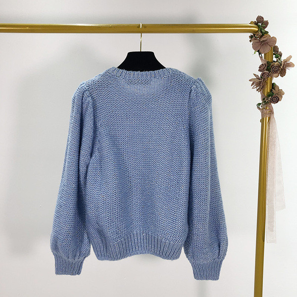 Κοντό γυναικείο πουλόβερ με μανίκια 7/8 σε μαύρο και μπλε χρώμα