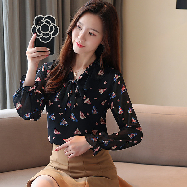 Modern női ing fűzős és mintás fekete színben