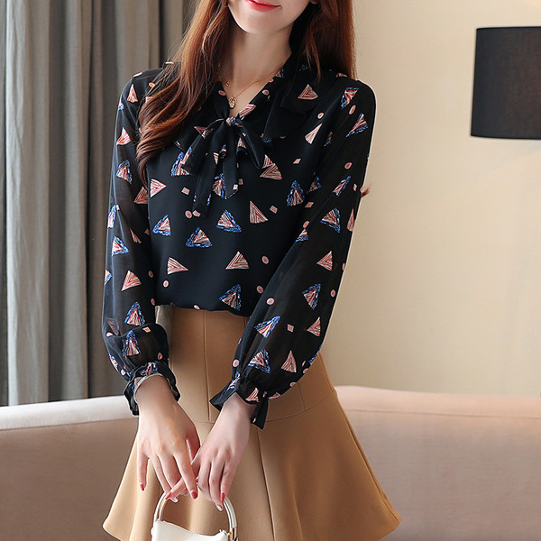 Modern női ing fűzős és mintás fekete színben