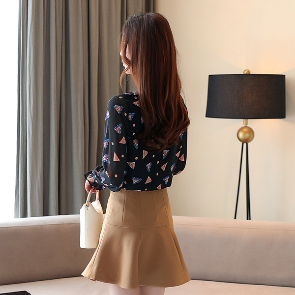 Modern női ing fűzős és mintás fekete színben