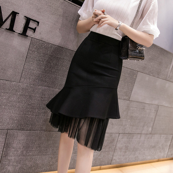 Modern női aszimmetrikus szoknya, fekete színű tüllel