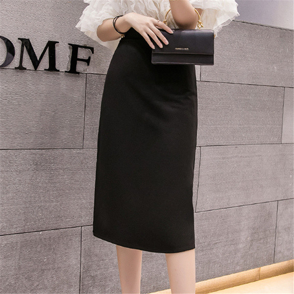 Új modell aktuális női szoknya hasítékkal fekete színben