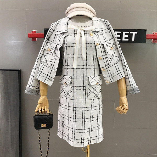 Stílusos női szett kék-fehér kabáttal és ruhával