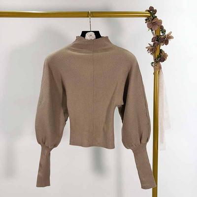 Rövid pulóver félmagas gallérral és széles ujjakkal