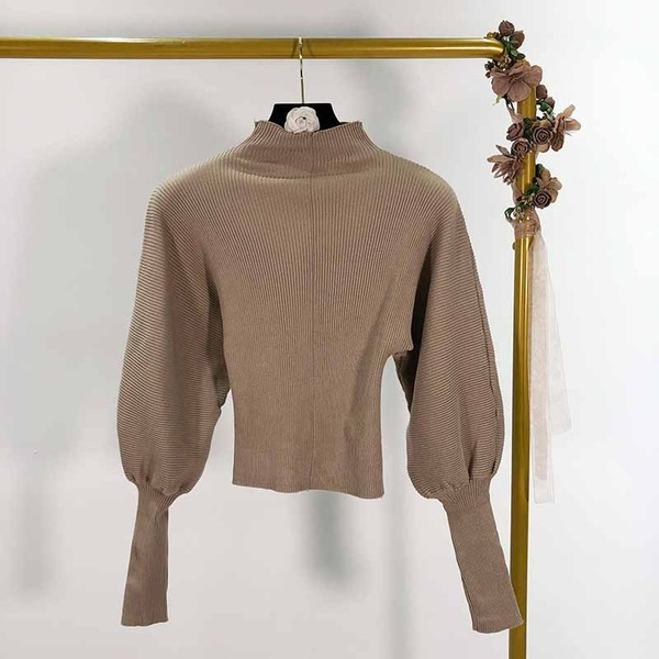 Rövid pulóver félmagas gallérral és széles ujjakkal