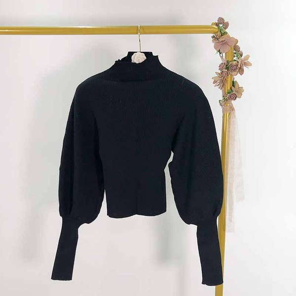 Rövid pulóver félmagas gallérral és széles ujjakkal