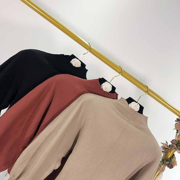 Rövid pulóver félmagas gallérral és széles ujjakkal