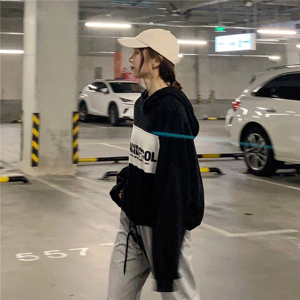 Sueter de dama de zi cu zi in doua culori cu aplicatie