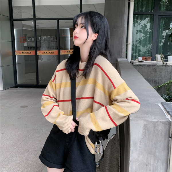 Női hosszú blúz ovális nyakkivágással és hosszú ujjal