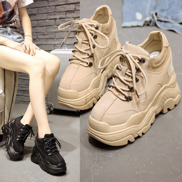 Modern női tornacipő magas platformmal, bézs és fekete fűzővel