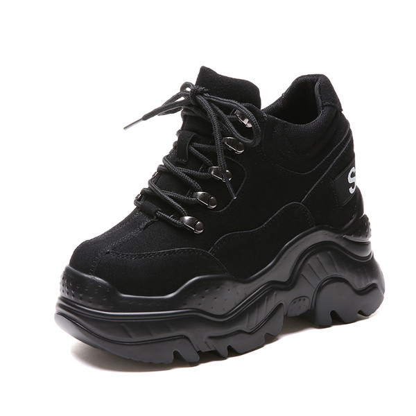 Modern női tornacipő magas platformmal, bézs és fekete fűzővel