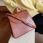 Stílusos női bőrtáska hosszú füllel több színben