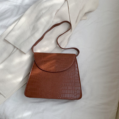 Stílusos női bőrtáska hosszú füllel több színben