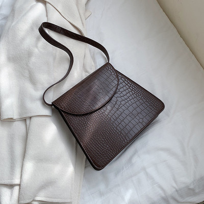 Stílusos női bőrtáska hosszú füllel több színben