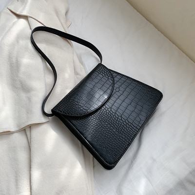 Stílusos női bőrtáska hosszú füllel több színben