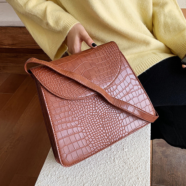 Stílusos női bőrtáska hosszú füllel több színben