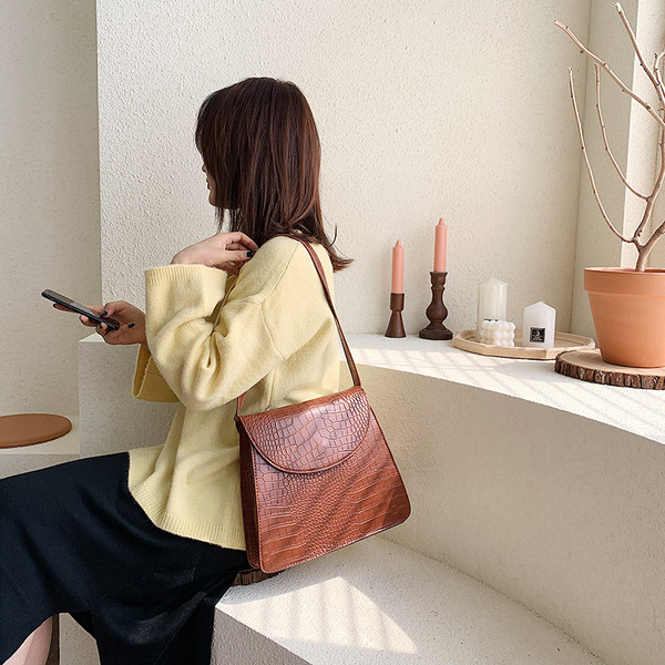 Stílusos női bőrtáska hosszú füllel több színben