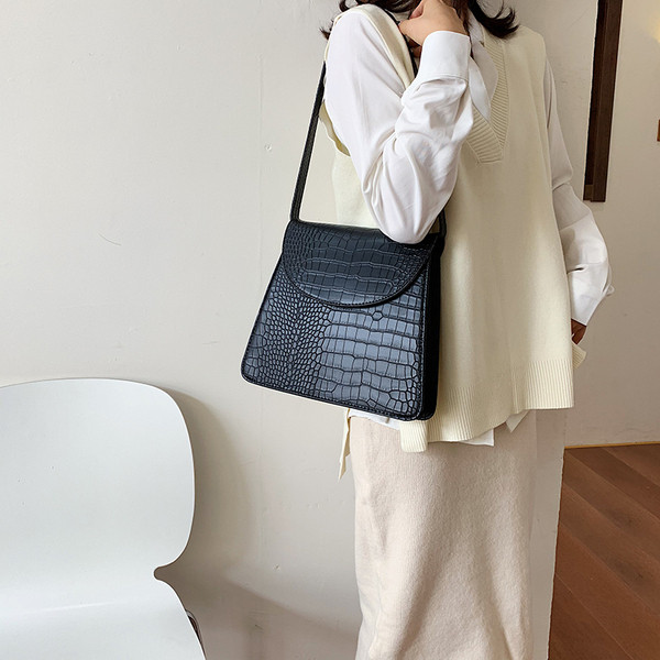 Stílusos női bőrtáska hosszú füllel több színben