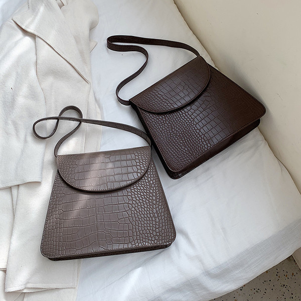 Stílusos női bőrtáska hosszú füllel több színben