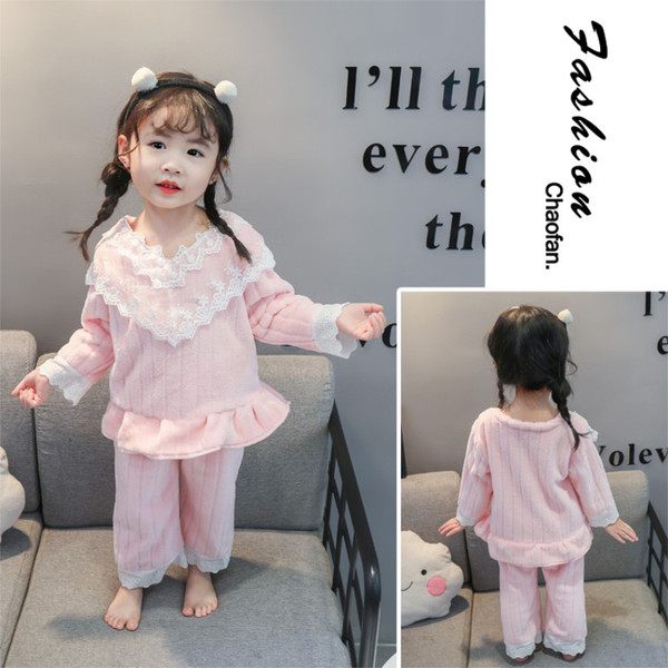 Rózsaszín és fehér kétrészes gyerekpizsama lányoknak