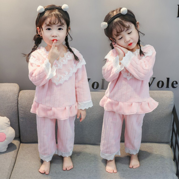 Rózsaszín és fehér kétrészes gyerekpizsama lányoknak