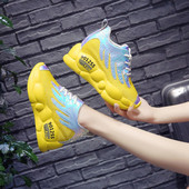 Stílusos női tornacipő érdes talppal, fényes hatással három színben