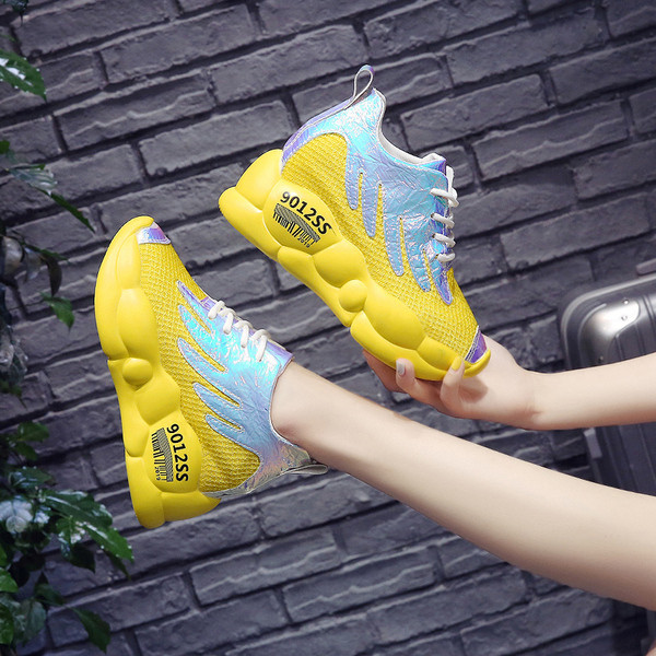 Stílusos női tornacipő érdes talppal, fényes hatással három színben