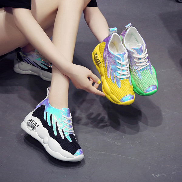 Stílusos női tornacipő érdes talppal, fényes hatással három színben