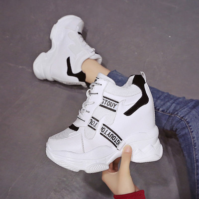 Γυναικεία μοντέρνα παπούτσια με πολύχρωμα γράμματα και πλατφόρμα