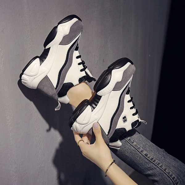 Γυναικεία αθλητικά πάνινα παπούτσια σε δύο χρώματα με ψηλή πλατφόρμα