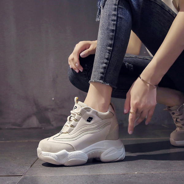 Γυναικεία αθλητικά πάνινα παπούτσια σε δύο χρώματα με ψηλή πλατφόρμα