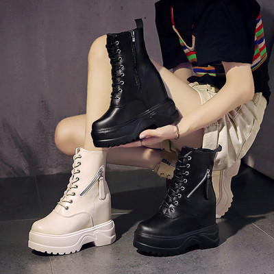 Γυναικείς έκο δερμάτινες μπότες με κορδόνια και φερμουάρ σε λευκό και μαύρο χρώμα