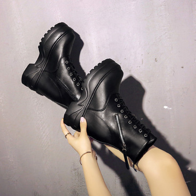 Γυναικείς έκο δερμάτινες μπότες με κορδόνια και φερμουάρ σε λευκό και μαύρο χρώμα