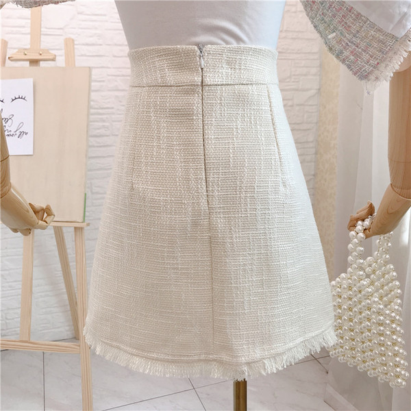 Aktuális női szoknya gombokkal, négy színben