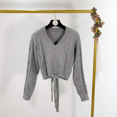 Modern rövid pulóver spitz nyakkivágással és szürke és fekete megkötővel