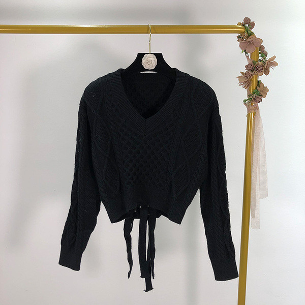 Modern rövid pulóver spitz nyakkivágással és szürke és fekete megkötővel