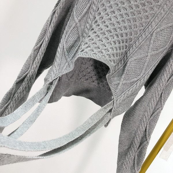 Modern rövid pulóver spitz nyakkivágással és szürke és fekete megkötővel