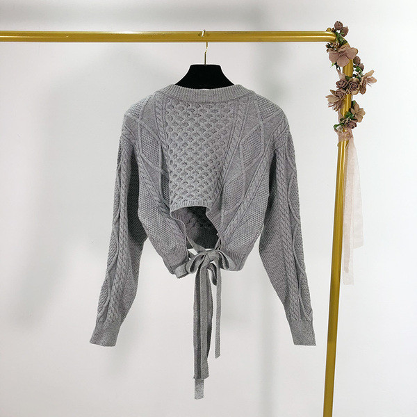 Modern rövid pulóver spitz nyakkivágással és szürke és fekete megkötővel