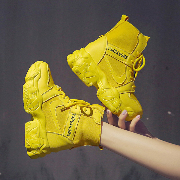 Aktuális női tornacipő durva és magas talppal, fehér, sárga és fekete színben