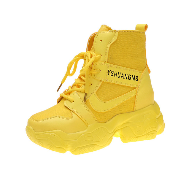 Aktuális női tornacipő durva és magas talppal, fehér, sárga és fekete színben