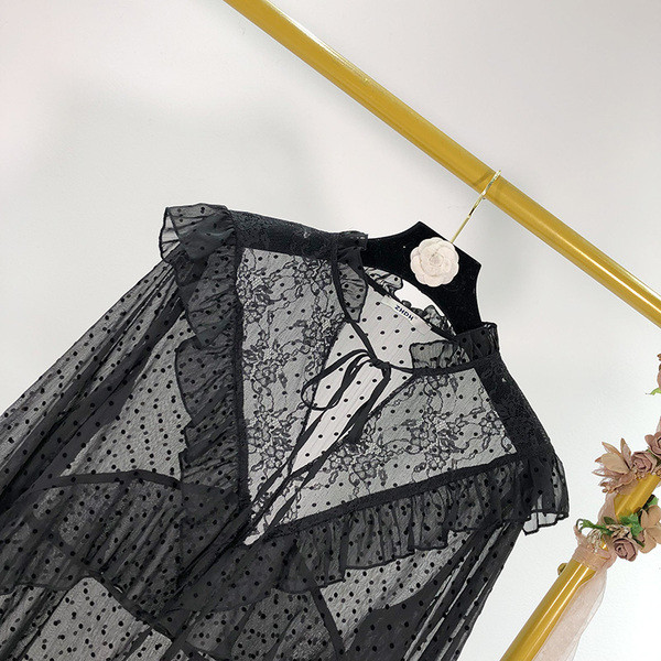 Tunica eleganta din tul transparent de culoare neagra, cu decolteu spitz