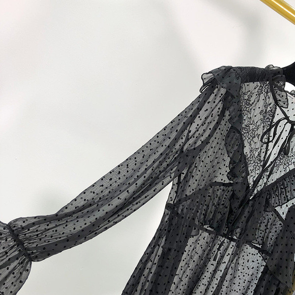 Tunica eleganta din tul transparent de culoare neagra, cu decolteu spitz