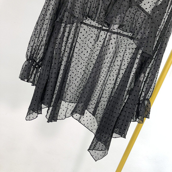 Tunica eleganta din tul transparent de culoare neagra, cu decolteu spitz