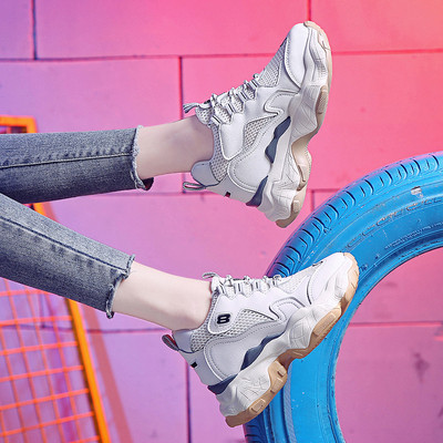 Női tornacipő durva talppal, két színben