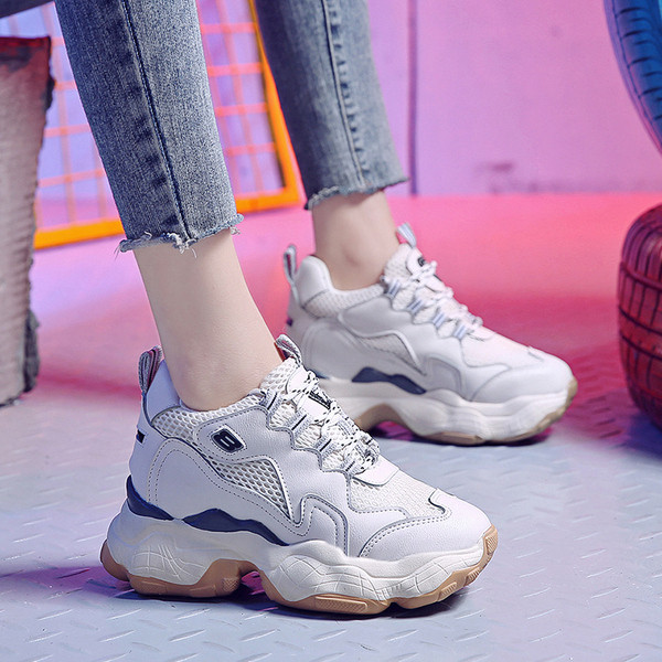 Női tornacipő durva talppal, két színben