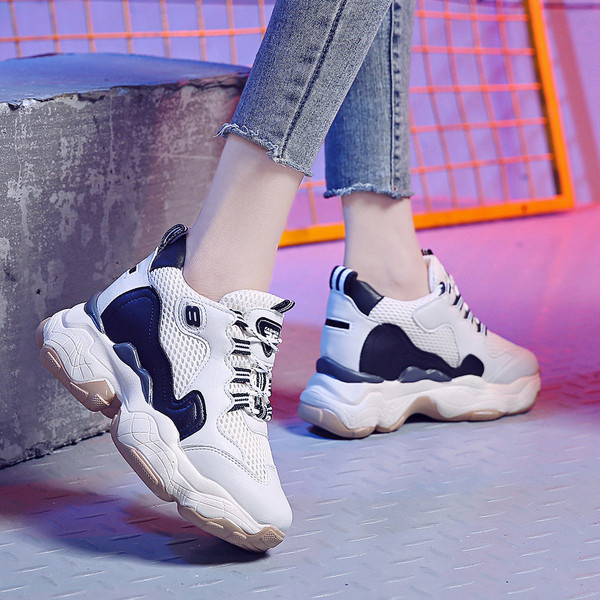 Női tornacipő durva talppal, két színben