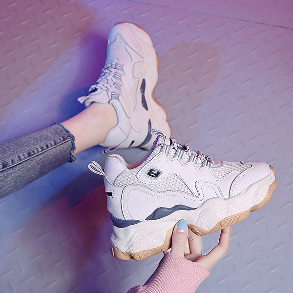 Női tornacipő durva talppal, két színben