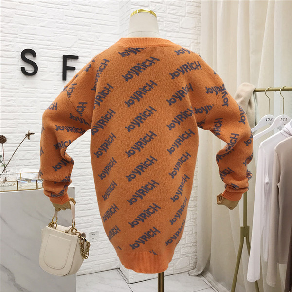 Hosszú női pulóver rózsaszín, narancssárga és zöld feliratokkal